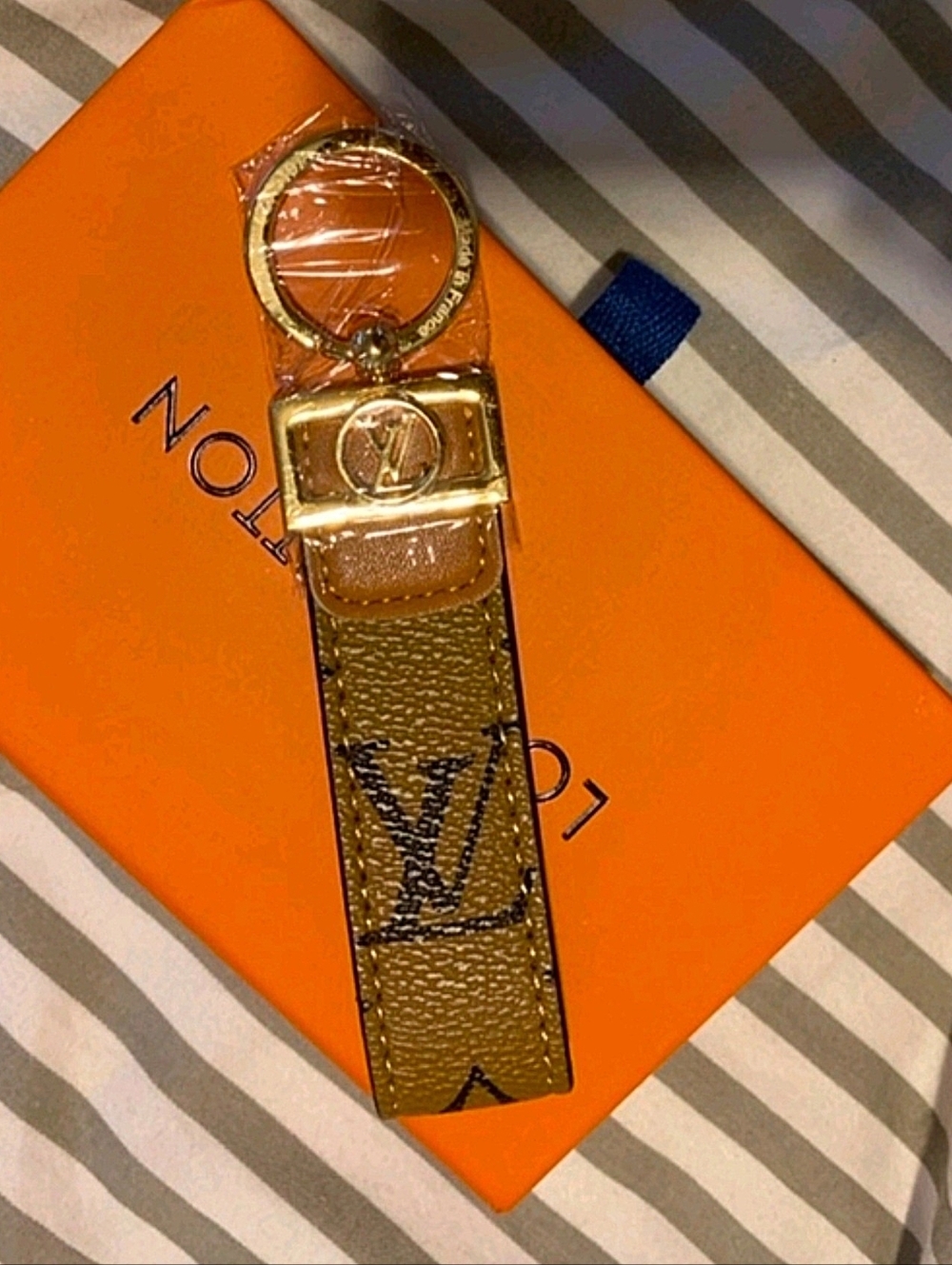 W/BOX Tan Monogram Key Chain Strap - Picture 4 of 7